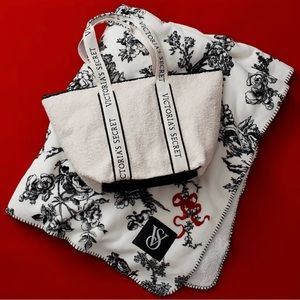 *NWT* Victoria’s Secret Sherpa blanket and tote set